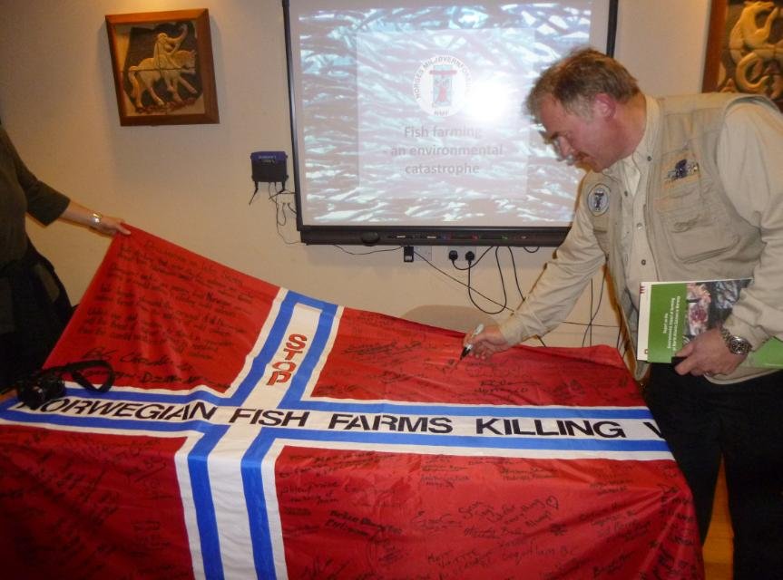 Kurt signing flag on Skye