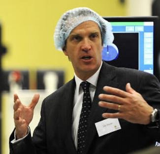 Jon Hindar with hands and hat Jon Hindar with hands and hat